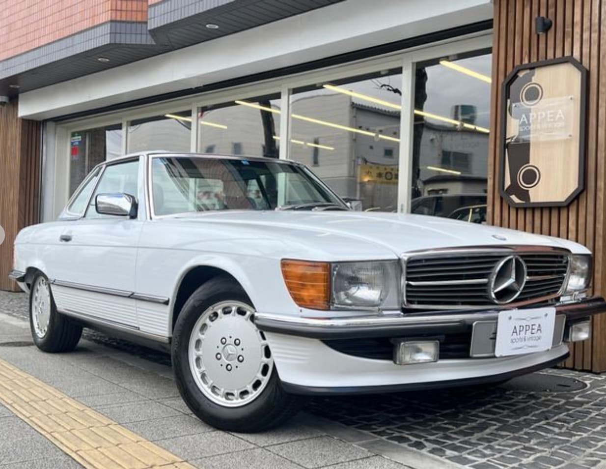 Mercedes Benz 560 SL - Image 1
